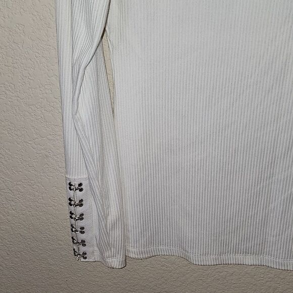 Doe & Rae Ivory Top with silver latches on top and sleeves NWOT - Picture 3 of 6
